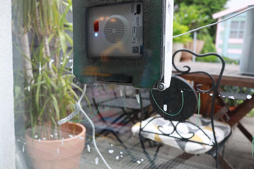 Der Ecovacs Winbot W1 Pro entfernt im Test Stiftgeschmiere von einem Fenster.